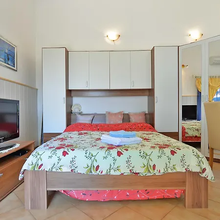 Dino 1374 Apartman Pula