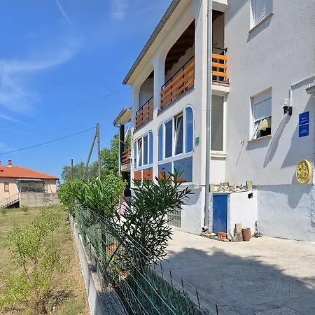 Dino 1374 Apartman Pula